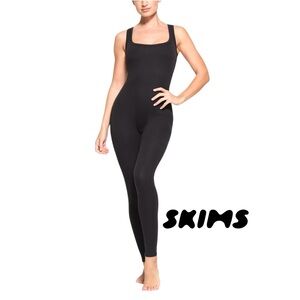 SKIMS BRAND NEW (With Tags) TANK CATSUIT
SIZE M